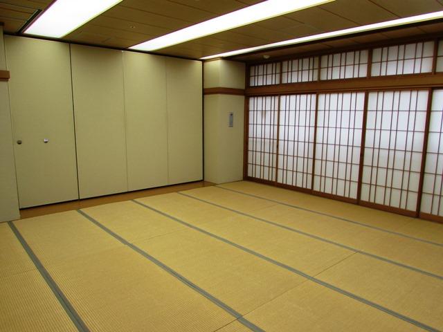 畳敷きの和室で、窓側は障子になっていて、隣の部屋とは可動式の壁で区切られている写真