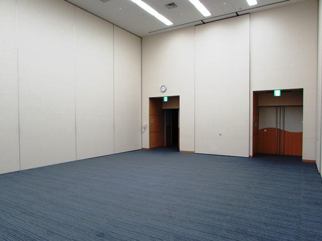白い壁と青いカーペットの部屋の写真