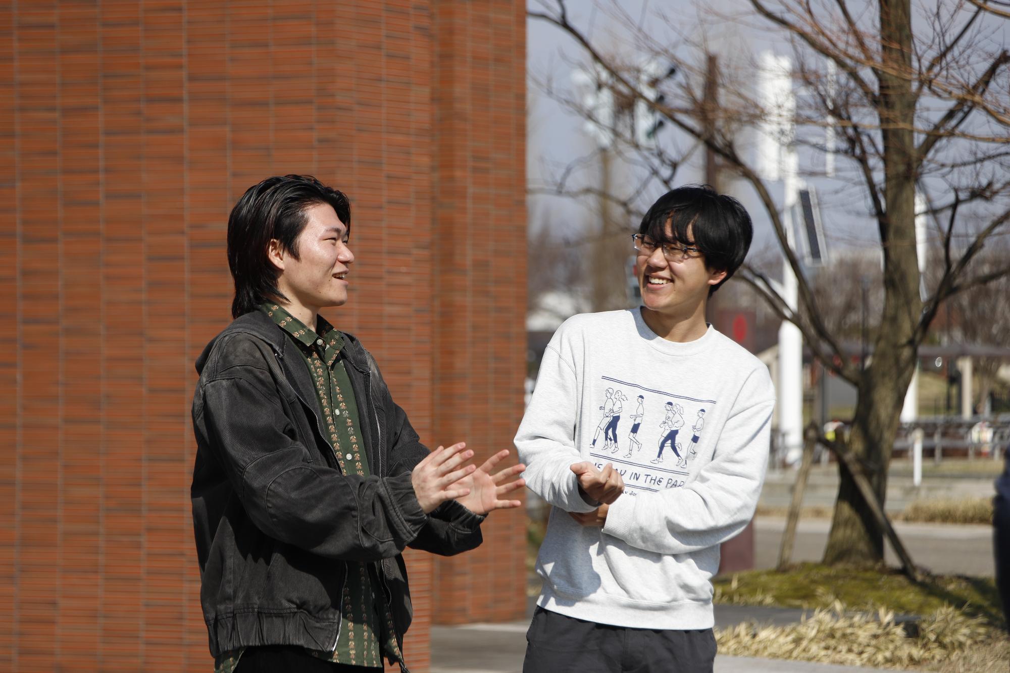 写真：インタビュー中の渡邊さんと増田さん。劇場広場で談笑しています