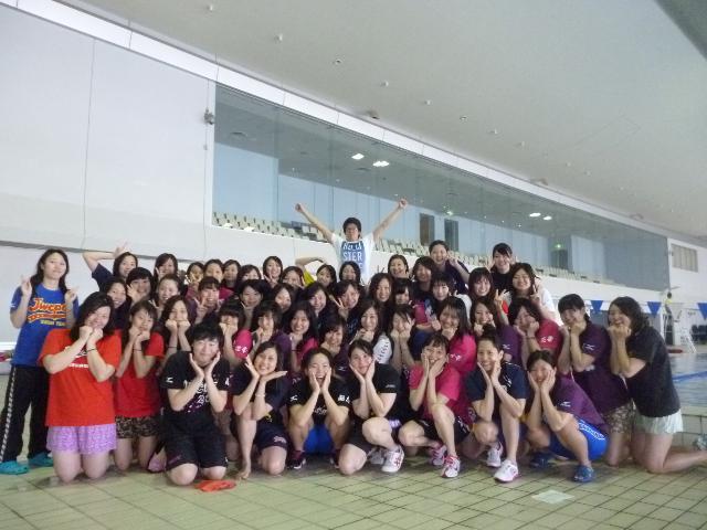 アクアパークで合宿をした日本女子体育大学水泳部の皆さんがプールサイドで集合している写真