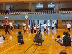 写真：キッズダンスの出演者や子ども達が集まり、ダンスを踊っています。