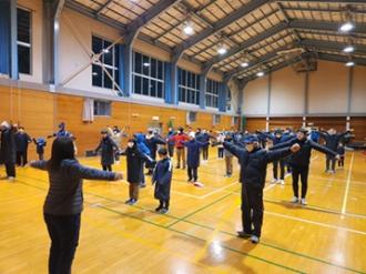 写真：令和7年1月1日に行われた第94回元朝体操会の様子。大勢の参加者がラジオ体操をしています