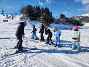 写真：参加者が指導者の指導のもと、斜面で止まる時の練習をしています