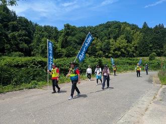 写真：青々とした緑がきれいな道を歩いています。青空もきれいです
