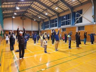 写真：参加者がラジオ体操ののびの運動をする様子