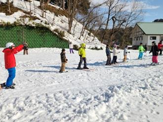 写真：参加者がなだらかな傾斜を利用して滑る練習をしています。