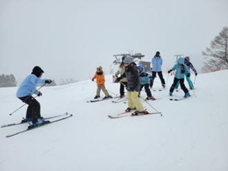 写真：指導者が止まり方の指導をしています。参加者ががその様子をまねしています