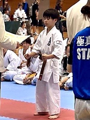 写真：表彰式で賞状を受けとる神田光雅選手