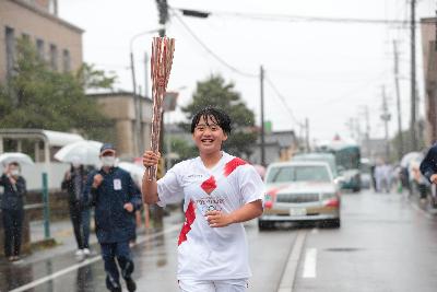 爽やかな笑顔で走る第12走者の佐野陽和さん