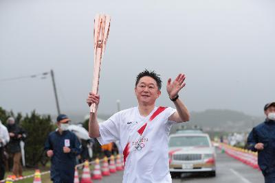 ゴール前の直線を駆ける最終走者の石橋孝之さん