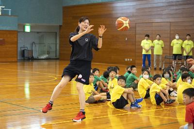 写真：講師によるバスケットボールを指導している様子