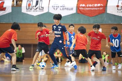 写真：【サッカー】講師が蹴るボールをなんとかして奪おうとする子どもたち
