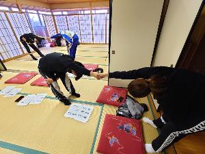 写真：屋内で研修を受けています