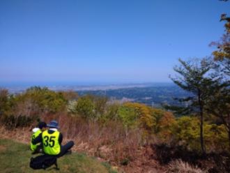 写真：山頂の景色の様子。山々や遠くには海岸も見えています。