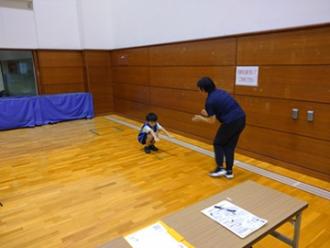 写真：参加者が両手を前に伸ばしながらしゃがんでいる様子