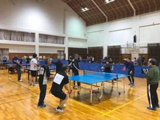 写真：ラージボール卓球大会でダブルスをしている様子。手前のチームが球を打ち返しました