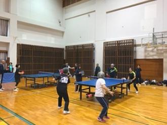 写真：ラージボール卓球大会のダブルスの様子。女性2人のチームが戦っています