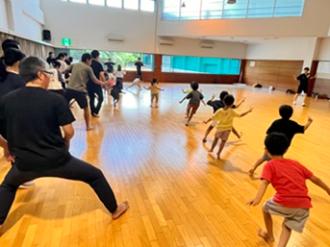 写真：こども達がかにになりきって横歩きをしている様子