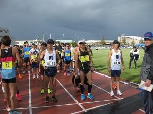 写真：大会ゲストの東洋大学陸上競技部の学生ランナー2人がスタートラインで号砲を待つ様子