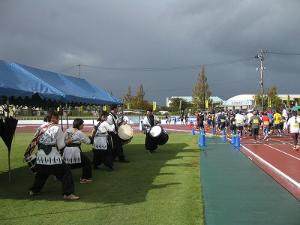 写真：陸上競技場のフィールド内で、太鼓演奏で参加者を応援しています