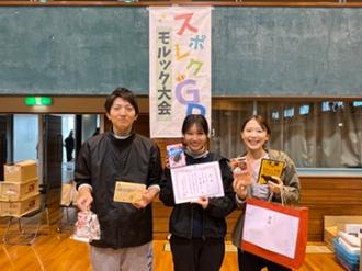 写真：Aブロックで優勝したイモチーム。景品と賞状を持ちにこやかな表情です