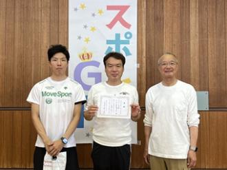 写真：Aブロックで準優勝したチームトキワダイ。男性3人のチームで中央の参加者が賞状をこちらに向けています