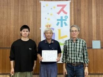 写真：Bブロックで優勝したチームミシマ。男性3人が写っています