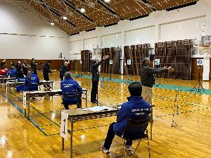 写真：スポーツ推進委員が各レーンに1人ずつ並び審判をしている様子です