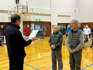 写真：スポーツ推進委員会長が入賞者に賞状を手渡している様子です