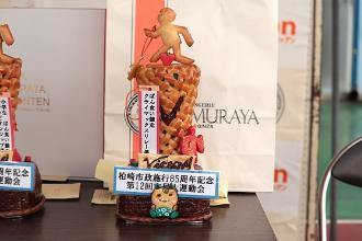 写真：ぱん食いクライマックスリレーのパントロフィー。フランスパンの生地にえちごんや綾子舞などがほどこされています