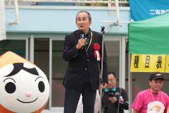 写真：東村山市スポーツ協会長が来賓祝辞をする様子