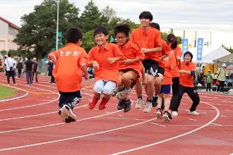 写真：たかだチームの大縄跳びの様子。子どもたちが笑顔で楽しそうに跳んでいます