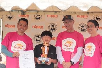 写真：チャンピオンシップ総合1位の小学生。パンでできたトロフィーを持ち、為末大さん、木村みつのりさん、櫻井市長と一緒に記念撮影をしています。