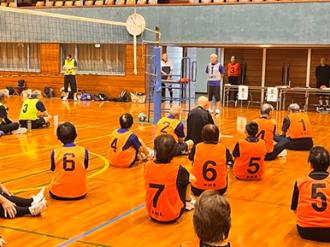 写真：大会関係者が参加者に向けて挨拶をしています