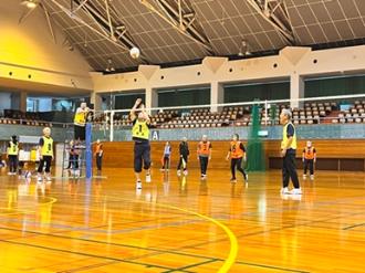 写真：黄色のビブスのチームが味方にトスをあげる様子