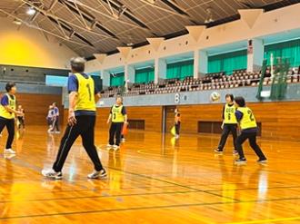 黄色のビブスをしたチームが相手から飛んできたボールを受けようとする様子