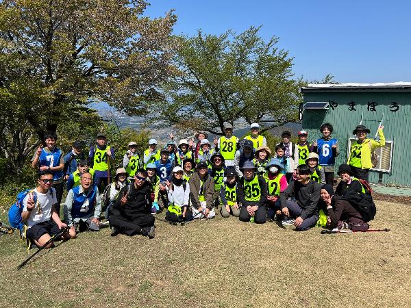 写真：山頂で記念写真を撮影しています。皆さんにこやかな表情です