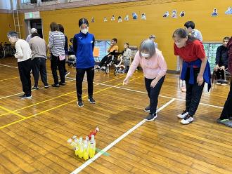 写真：参加者がペットボトルモルックをしています。うまく当たり倒れる様子が映っています