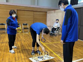 写真：参加者が輪投げをしています的に向かって輪を投げ入れています