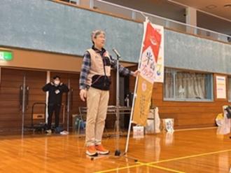 写真：農林水産課長が米山プリンセスののぼりを持ち、米山プリンセスのPRをする様子