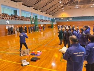 写真：青のウエアを着用したスポーツ推進委員が競技説明をしています