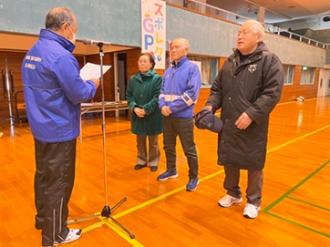 写真：表彰の様子。女性1人、男性2人が並び、表彰状を受け取ろうとしています