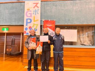 写真：Aブロックで優勝した新赤坂Aチーム。中央の人が賞状、左側の人がよねやまプリンセスを持っています