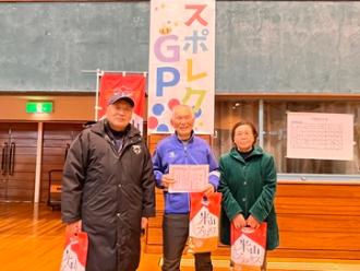 写真：Cブロックで優勝した笠島元気チーム。男性2人、女性1人が並びにこやかな様子です