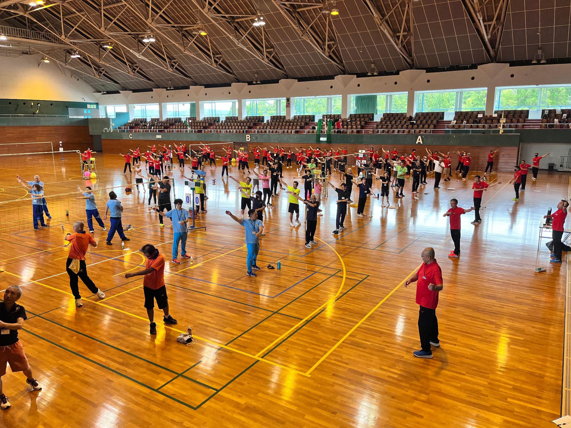 写真：参加者が等間隔に広がり、ラジオ体操をしている様子です