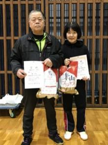 写真：フレンドクラス個人戦で優勝したペアの記念撮影の様子。お米と賞状をそれぞれ持っています