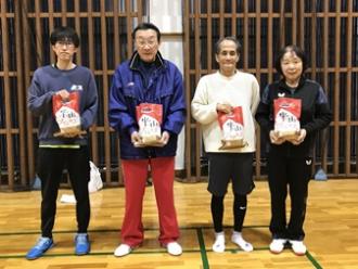 写真：ベテランクラスで優勝したチームの記念撮影の様子。男性3人、女性1人が並んでいます