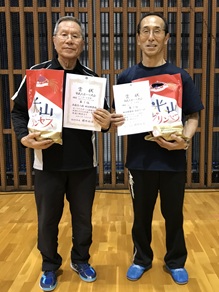 写真：ベテランクラスの個人戦で優勝したチームの記念撮影の様子。賞状、景品をそれぞれが持ちにこやかな表情です