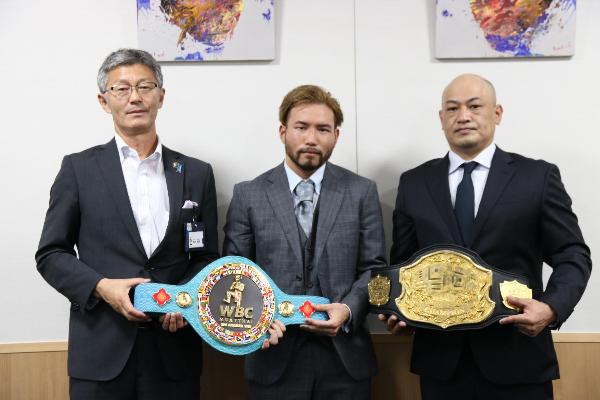 写真：左から市長、福田幸太郎選手、小潟義明氏。今回獲得したWBCのチャンピオンベルトと、昨年獲得した聖域（サンクチュアリ）のベルトを持っています。