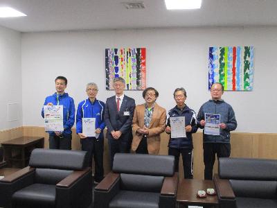写真：櫻井市長と枇杷島地区体育協会チームとの集合写真